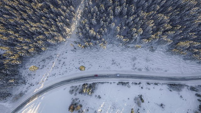 Drönarfoto av väg med bilar i vintern. Källa Image by invisiblepower from Pixabay