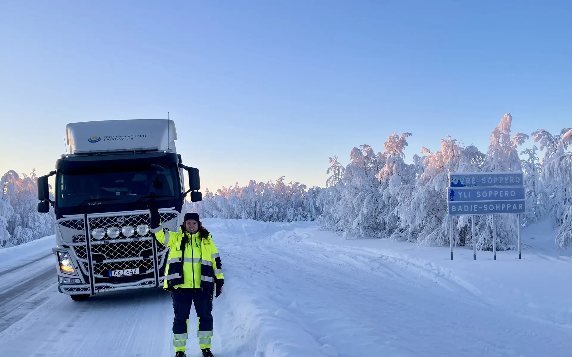 Rönn-Lisa Zakrisson Påve står framför en lastbil på en snötäckt väg i vinterlandskap under sin APL inom transportutbildningen.