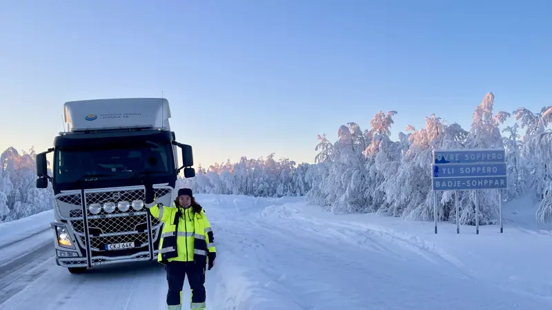 Rönn-Lisa Zakrisson Påve står framför en lastbil på en snötäckt väg i vinterlandskap under sin APL inom transportutbildningen.