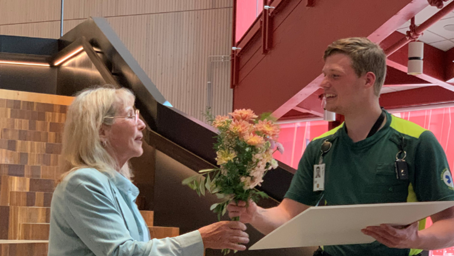Kirsten Hallman Pettersson från Socialförvaltningen i Gällivare kommun delar ut Socialnämndens stipendium till Jason Vermeul vid Lapplands Lärcentra i Gällivare.