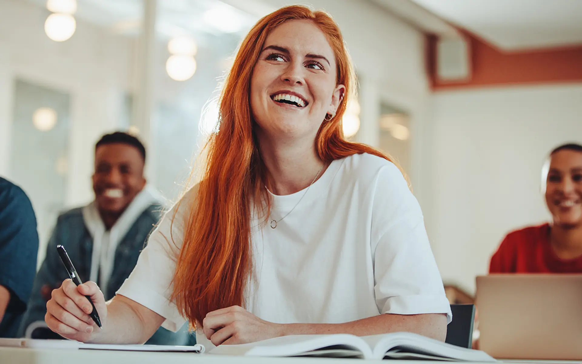 Glada Studenter Leende Kvinna Rott Har I Mitten