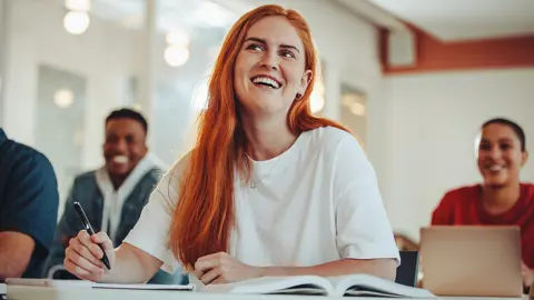 Glada Studenter Leende Kvinna Rott Har I Mitten