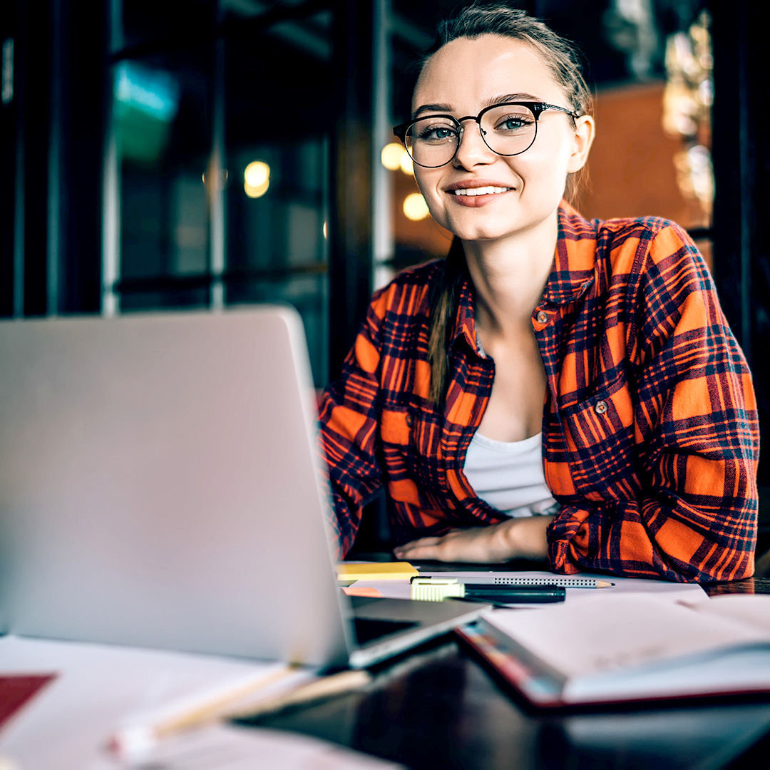 kvinna sitter framför datorn