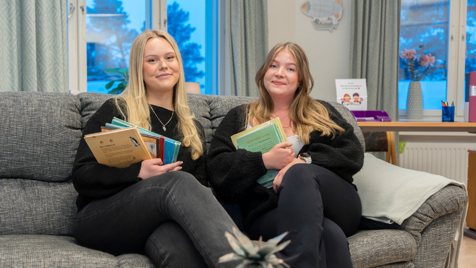 Kombinerar universitetsstudier med jobb i skolan